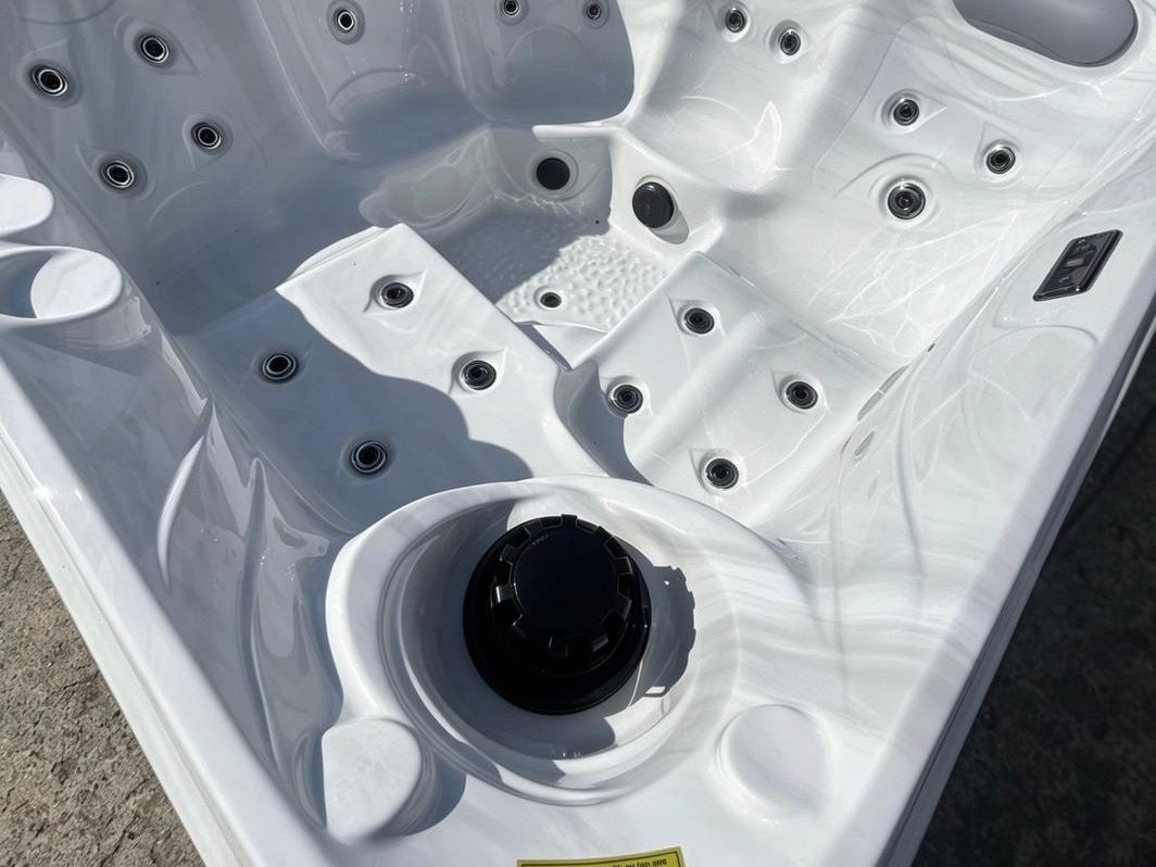 Jacuzzi ogrodowe Model 5A13 — wnętrze niecki z dyszami