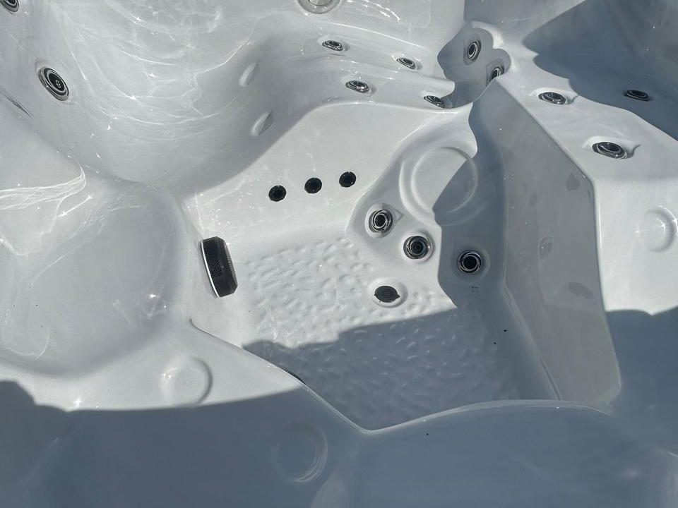 Jacuzzi ogrodowe Model 5R50 — wnętrze niecki z dyszami