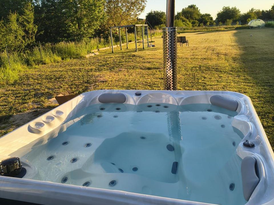 Jacuzzi ogrodowe Model 6R02 — wnętrze niecki z dyszami