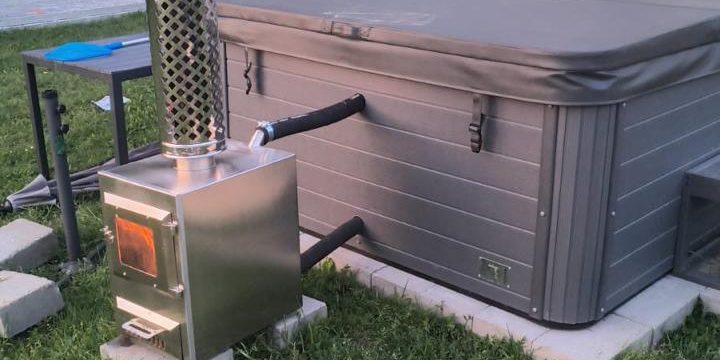 Zewnętrzny piec na drewno do jacuzzi ogrodowego, podłączony wężami do wanny